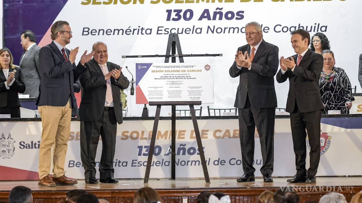 $!El alcalde y el director de la BENC develan la placa que recuerda el 130 aniversario de la institución.