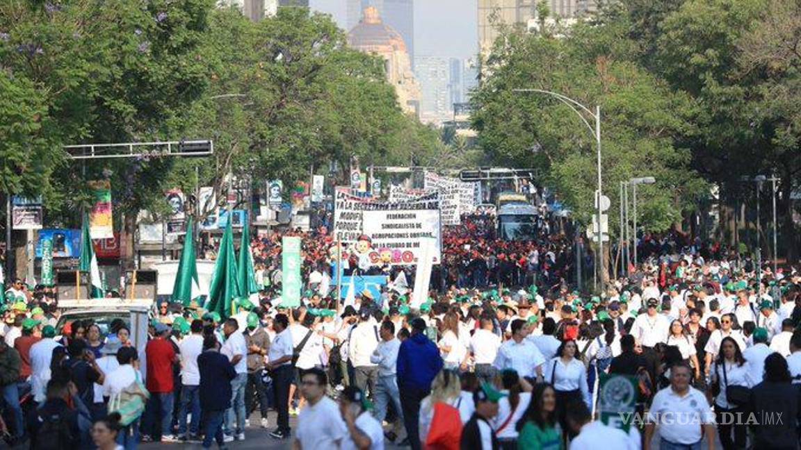 $!Trabajadores marchan desde varios puntos de la CDMX rumbo al Zócalo, demandan mejores condiciones laborales y salariales