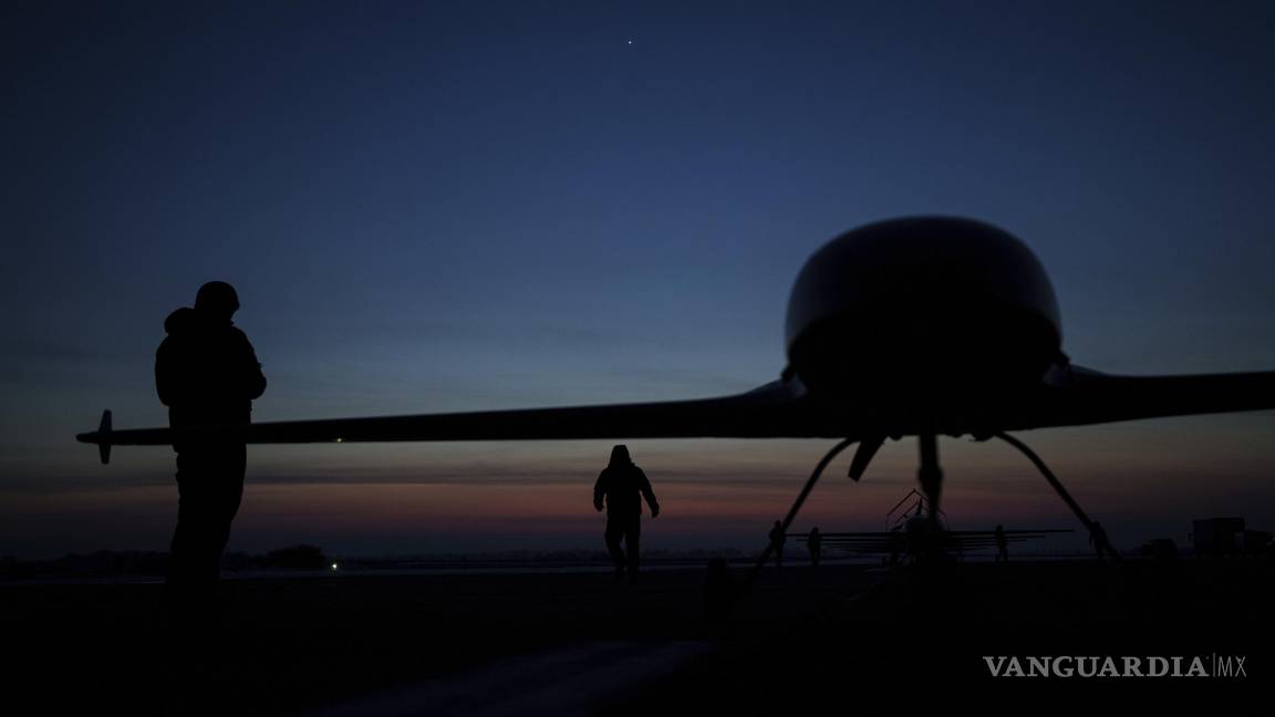 $!Militares de la Inteligencia de Defensa ucraniana se preparan para lanzar drones An-196 Liutyi de larga distancia en un lugar no revelado, en Ucrania.