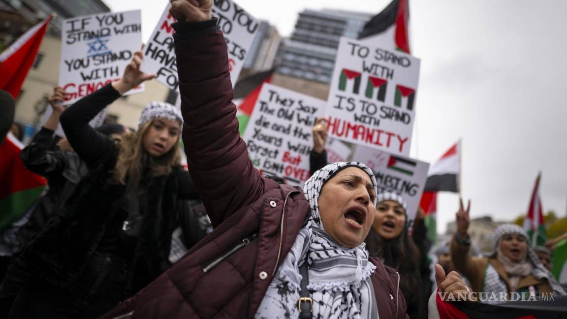 $!Partidarios pro palestinos marchan en el centro de Hamilton, Ontario.