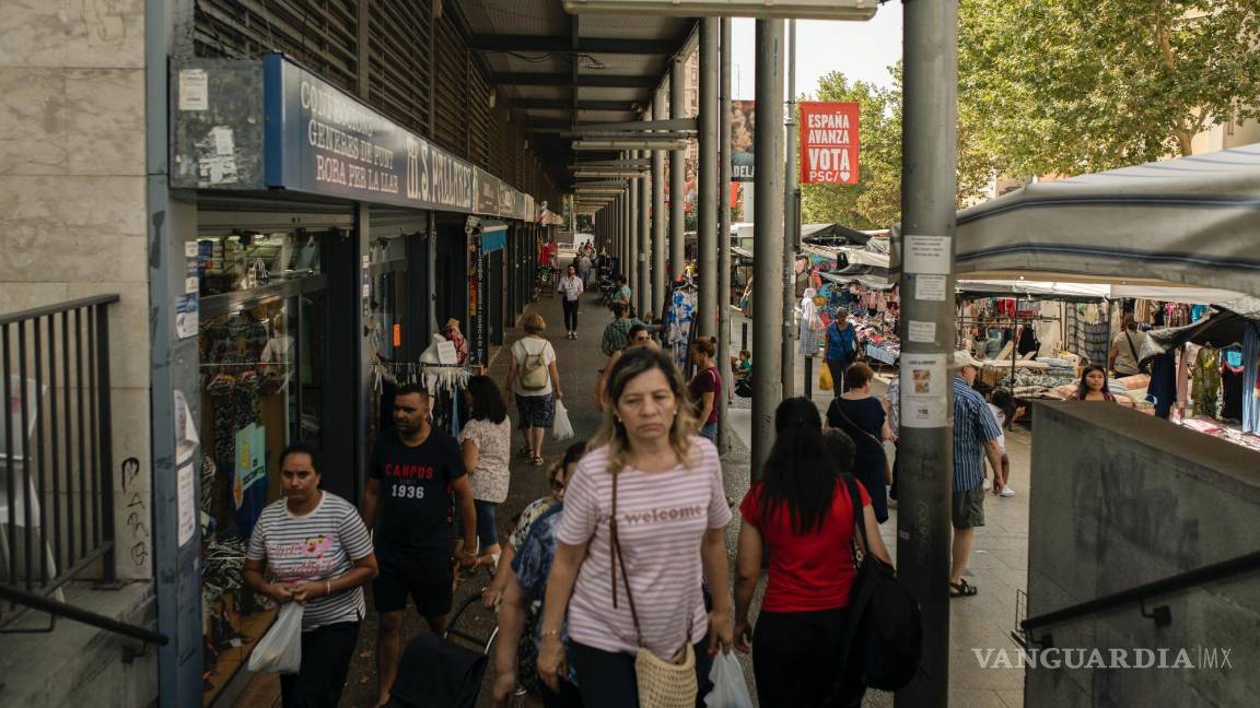 $!Carteles de campaña colgados en un concurrido barrio de Barcelona, España, antes de las elecciones generales.