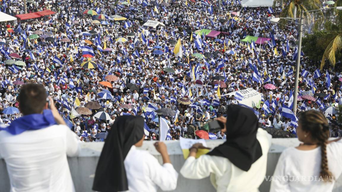 $!Miles de personas se congregan afuera de la Catedral de Managua en un mitin de convocado por la Iglesia Católica, en Nicaragua, el 28 de abril de 2018.