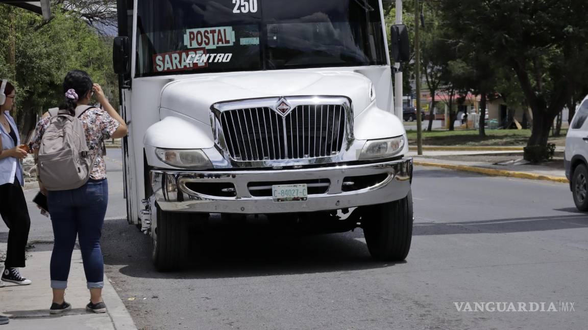 $!Los usuarios se quejan de que las unidades tardan mucho en pasar y no tienen un horario regular.
