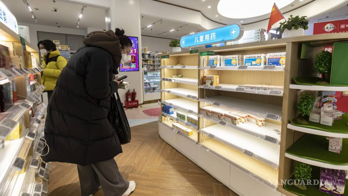 $!Un cliente compra en una farmacia, todas las cuales tienen escasez de medicamentos para el resfriado y la gripe, en Shanghái, el 14 de diciembre de 2022.