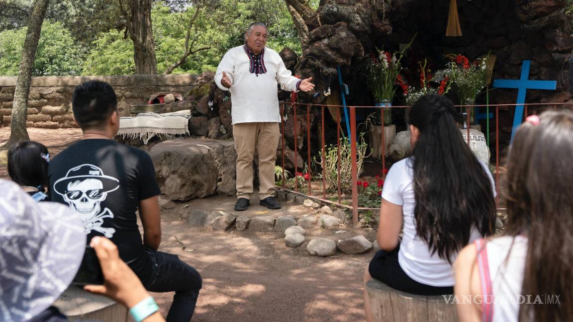$!Moisés Vega cuenta la historia del volcán Popocatépetl a turistas en el Museo del Volcán en Amecameca.