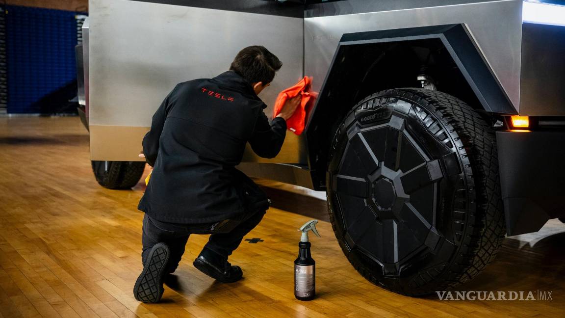 $!Un modelo Tesla Cybertruck se pule durante un evento de la Agencia de Protección Ambiental en Washington