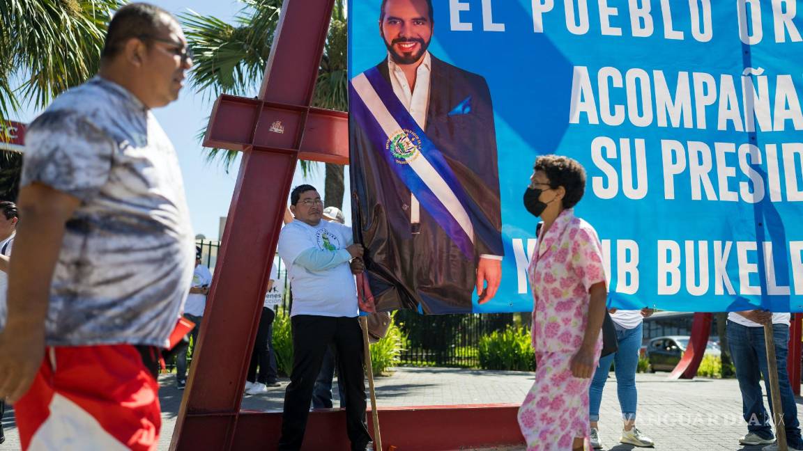 $!Partidarios del presidente de El Salvador, Nayib Bukele, hacen campaña por su reelección ante un centro comercial en San Salvador, El Salvador.