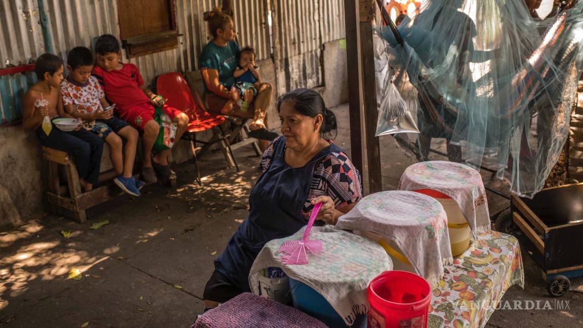 $!Sandra Elizabeth Inglés en su puesto de jugos, no lejos de su casa en el barrio Las Margaritas en San Salvador, El Salvador.