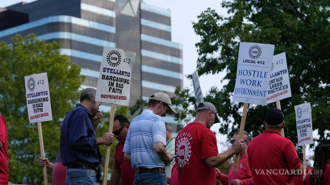 $!El UAW decidió su huelga contra las principales automotrices, afectando a 38 centros de distribución de repuestos de General Motors y Stellantis en 20 estados.