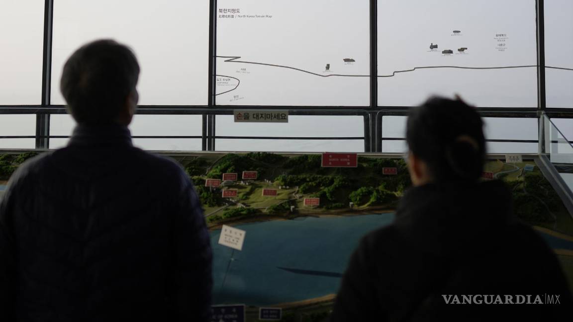 $!Visitantes observan el lado norcoreano desde un observatorio en Paju, Corea del Sur, este 5 de enero.