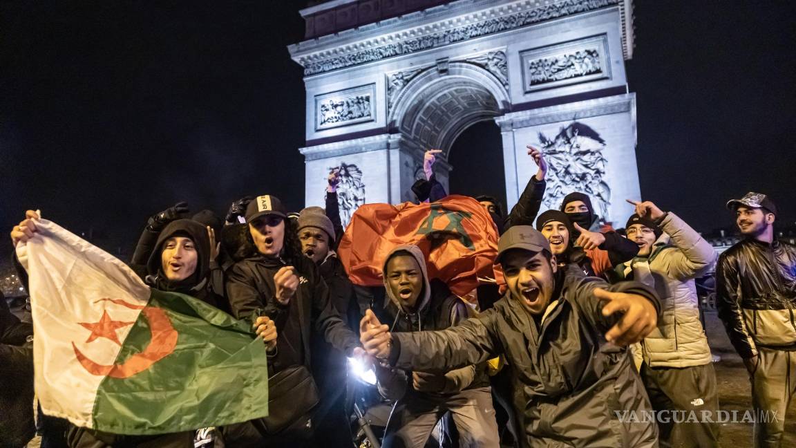 $!Aficionados marroquíes y argelinos.