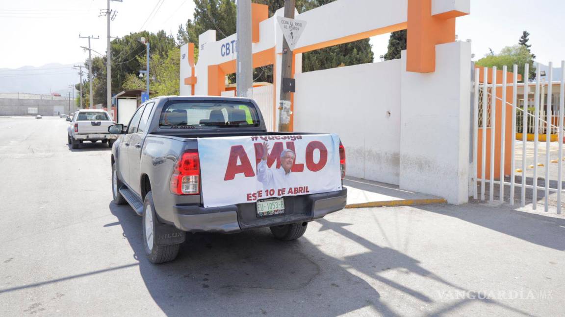 Pese a advertencias, propaganda pro AMLO rodea casilla al sur de Saltillo
