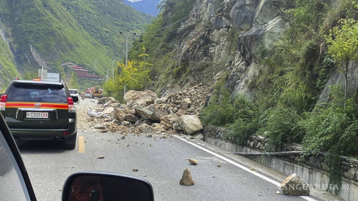 $!Rocas caídas en una carretera cerca de la ciudad de Lengqi en el condado de Luding de la provincia de Sichuan, suroeste de China.