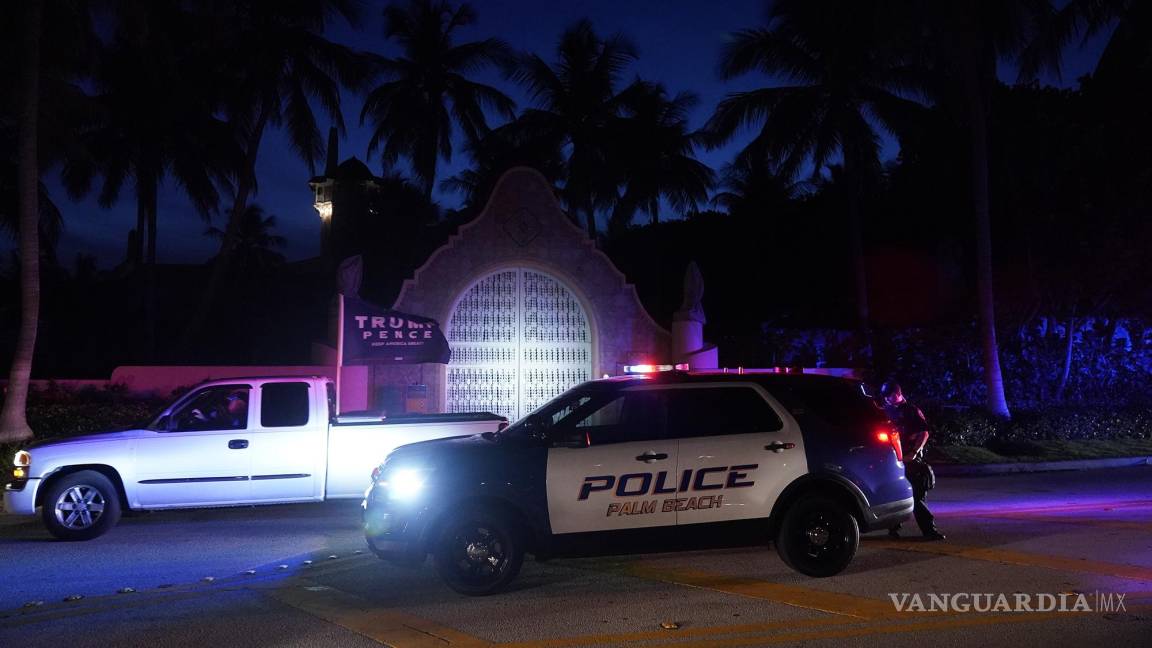 $!Un partidario del expresidente Donald Trump pasa frente a su propiedad de Mar-a-Lago en Palm Beach, Florida.