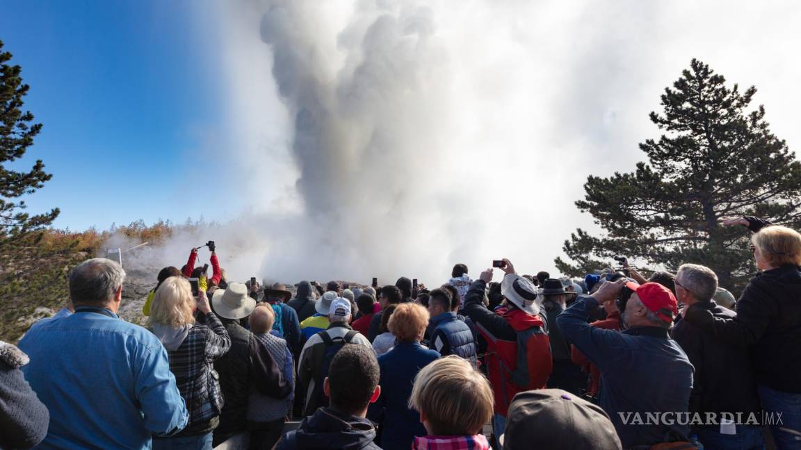 $!Público observando y fotografiando una erupción del géiser Steamboat.