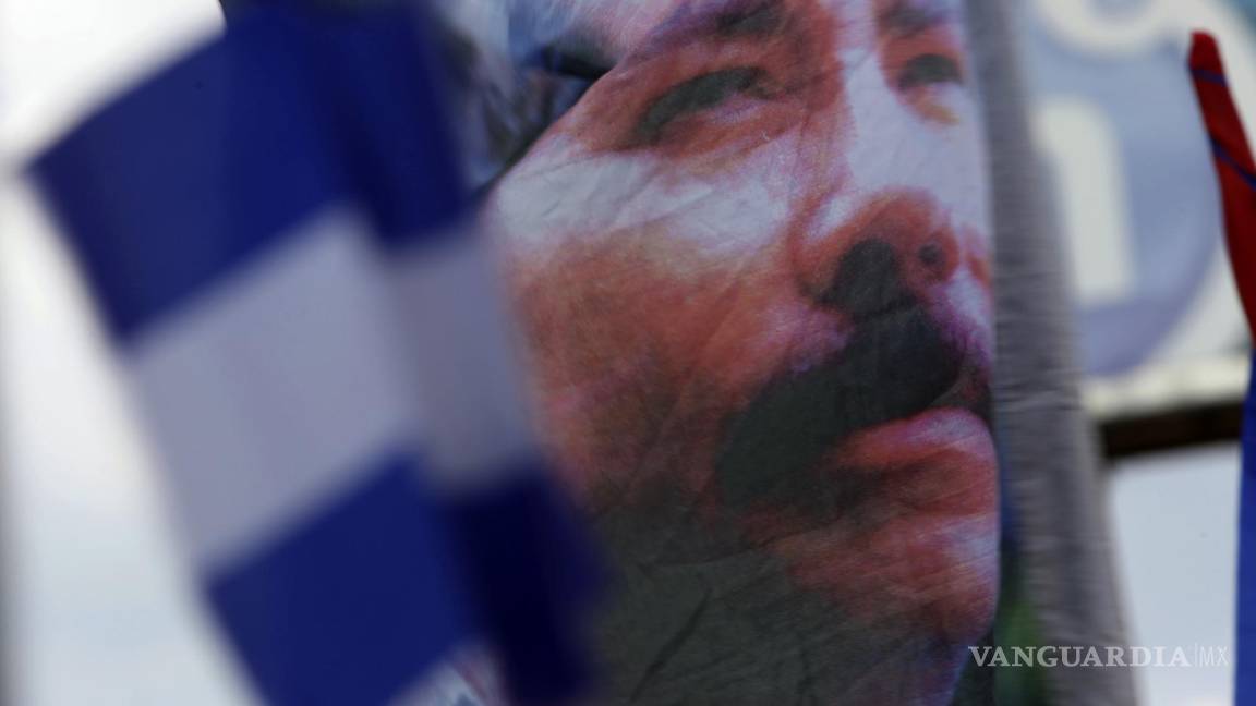 $!Un partidario del presidente de Nicaragua, Daniel Ortega, ondea una pancarta con una imagen de él, en Managua, el 30 de abril de 2018.