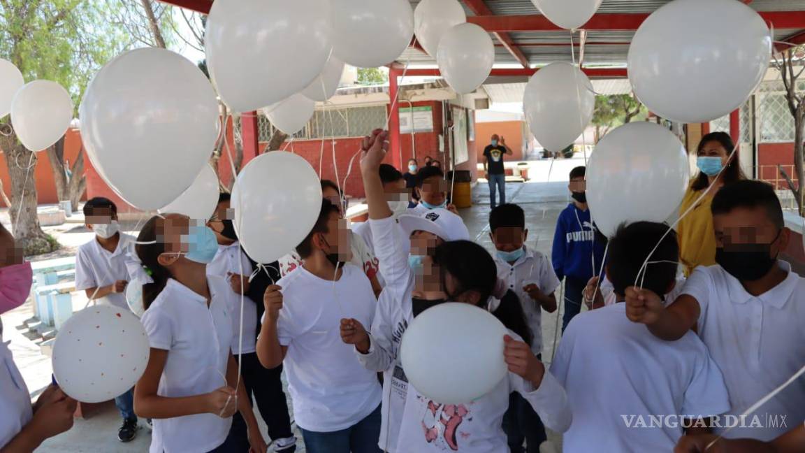 $!Compañeros de Valentina la despiden desde la primaria Urbano Flores. Lanzan globos blancos al aire.
