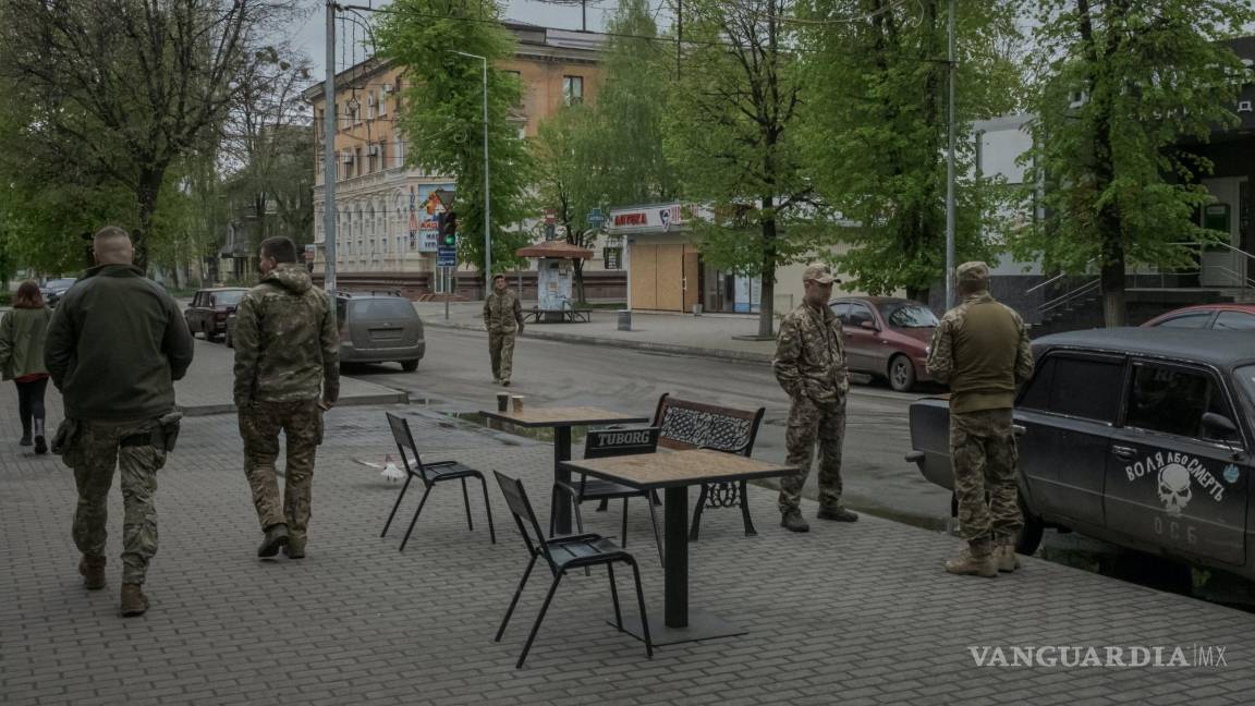 $!Soldados ucranianos hablan entre sí cerca de un café en el centro de Slovyansk, Ucrania.