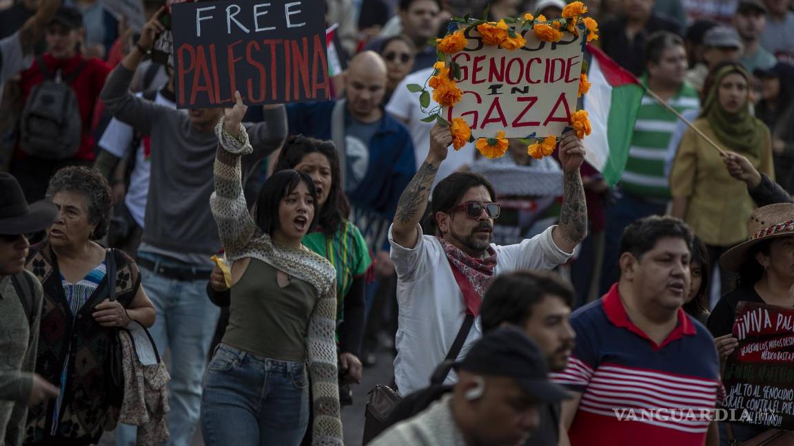 $!Miles de mexicanos marcharon en la capital Ciudad de México, donde pidieron un alto a lo que calificaron como un genocidio en contra de la población palestina.