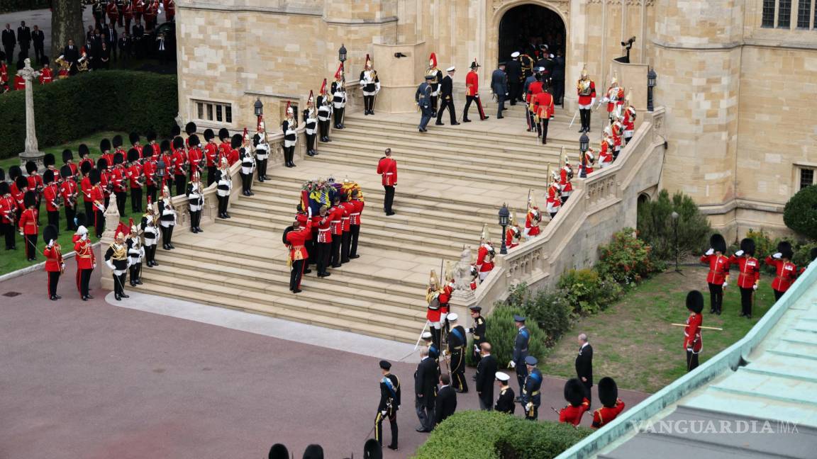 $!El ataúd de Su Majestad siendo llevado a la Capilla de San Jorge VI en el Castillo de Windsor.