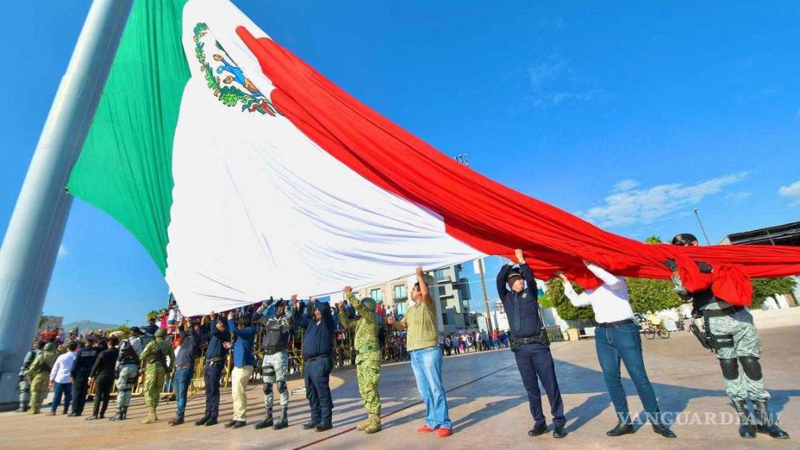 Preside Román Cepeda desfile del inicio de la Independencia de México en Torreón