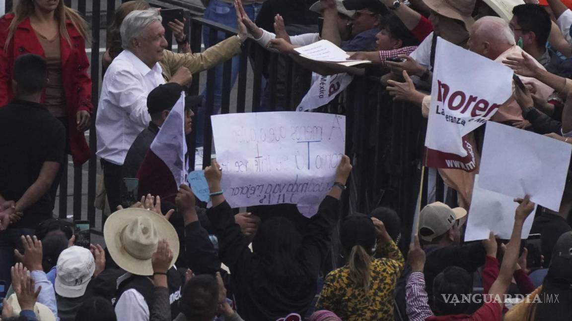 $!El presidente mexicano, Andrés Manuel López Obrador, se despide después de una marcha a la plaza principal de la capital, el Zócalo.