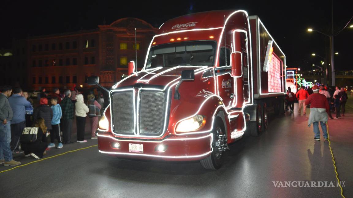 Caravana Coca Cola ilumina la Navidad de Saltillo; la magia de creer ya es tradición