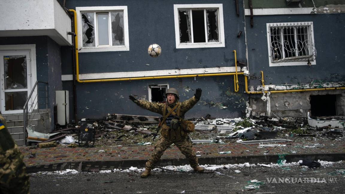 $!Un soldado ucraniano juega con una pelota en Irpin, a las afueras de Kiev, Ucrania, el 2 de abril de 2022.