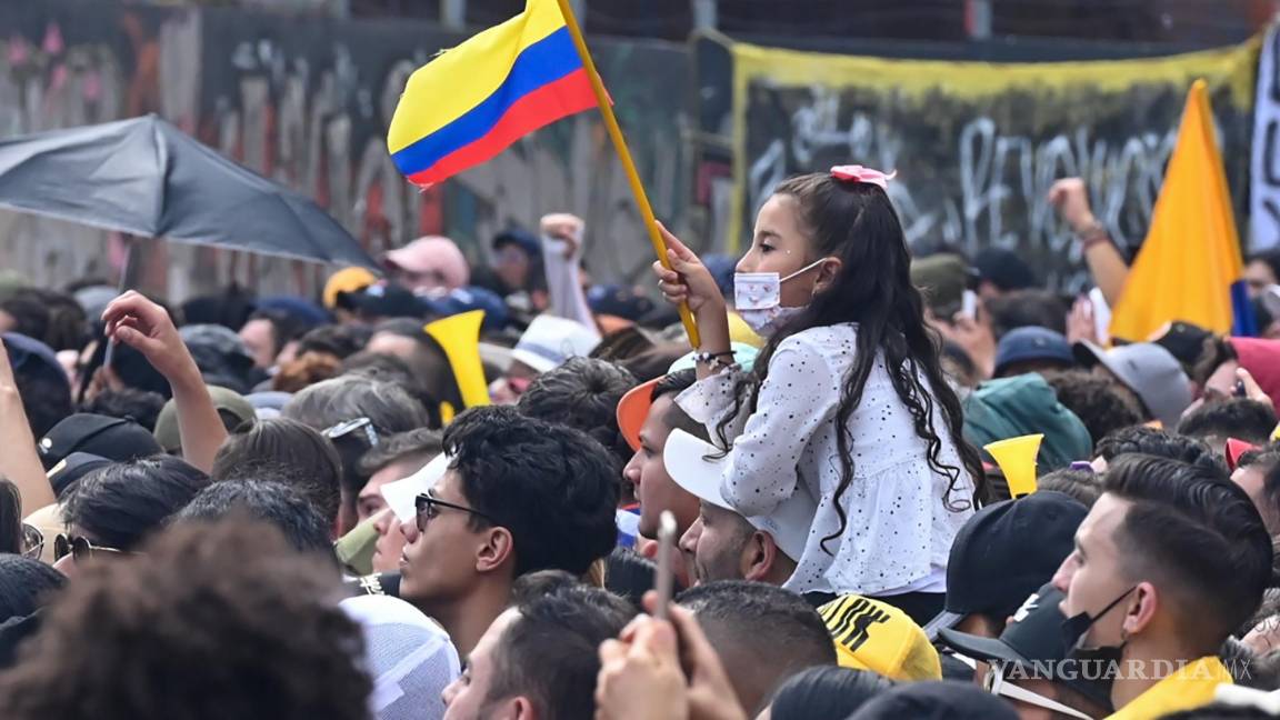 $!Simpatizantes del presidente Gustavo Petro celebran la investidura del mandatario en el Parque de los Periodistas en Bogotá, Colombia.