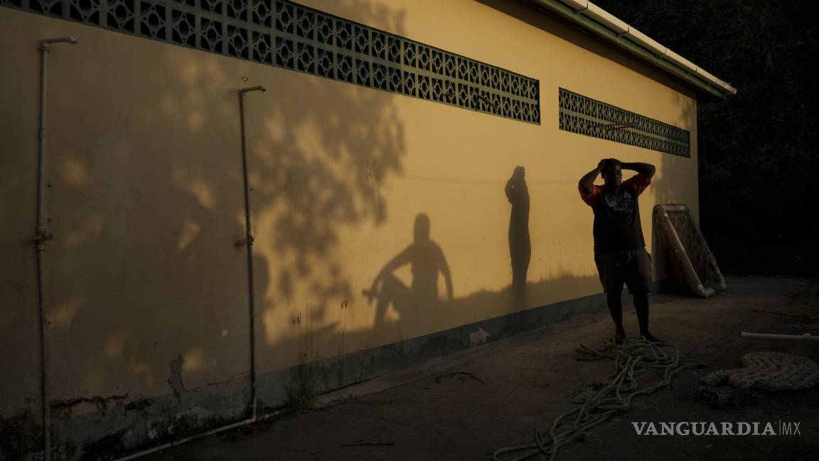 $!Pescadores hablan mientras se pone el sol en la localidad de Belle Garden, en la isla de Tobago, en Trinidad y Tobago, el 21 de enero de 2022. (AP Foto/Felipe Dana)