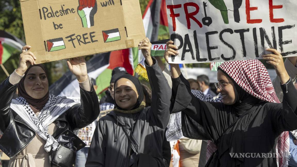 $!Manifestantes pro palestinos asisten a una protesta en Berna, Suiza.