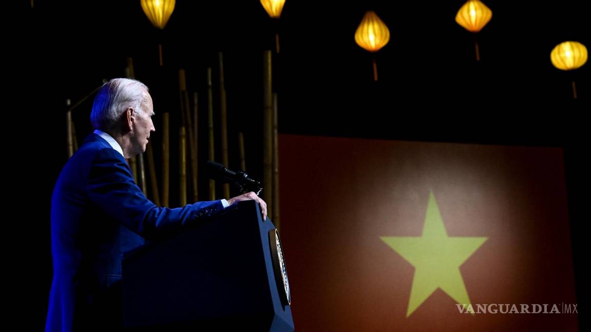 $!El presidente Joe Biden habla con los periodistas tras reunirse con Nguyen Phu Trong, secretario general del Partido Comunista de Vietnam, en Hanoi.