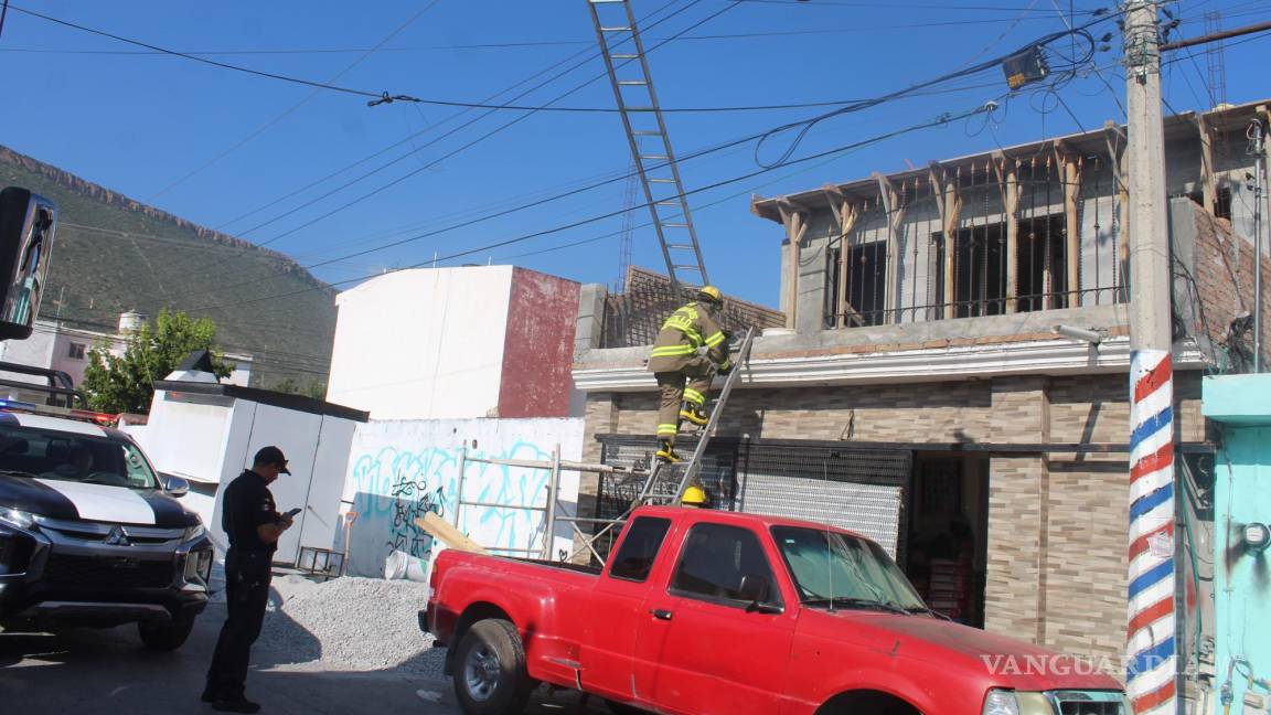 Resbala de escalera, cae sobre cables de alta tensión y vive para contarla