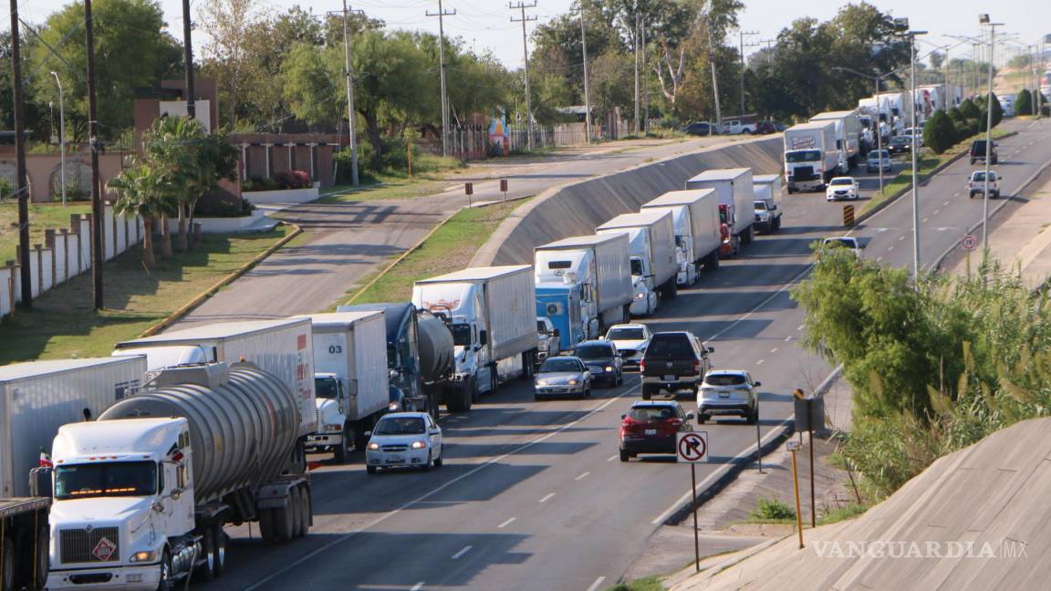 Por exhaustivas revisiones al transporte, empresas evitan cruzar hacia EU por la frontera de Coahuila