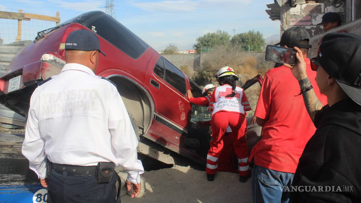 Choca, atropella a dos niños y una mujer y cae al patio de una casa, en Saltillo