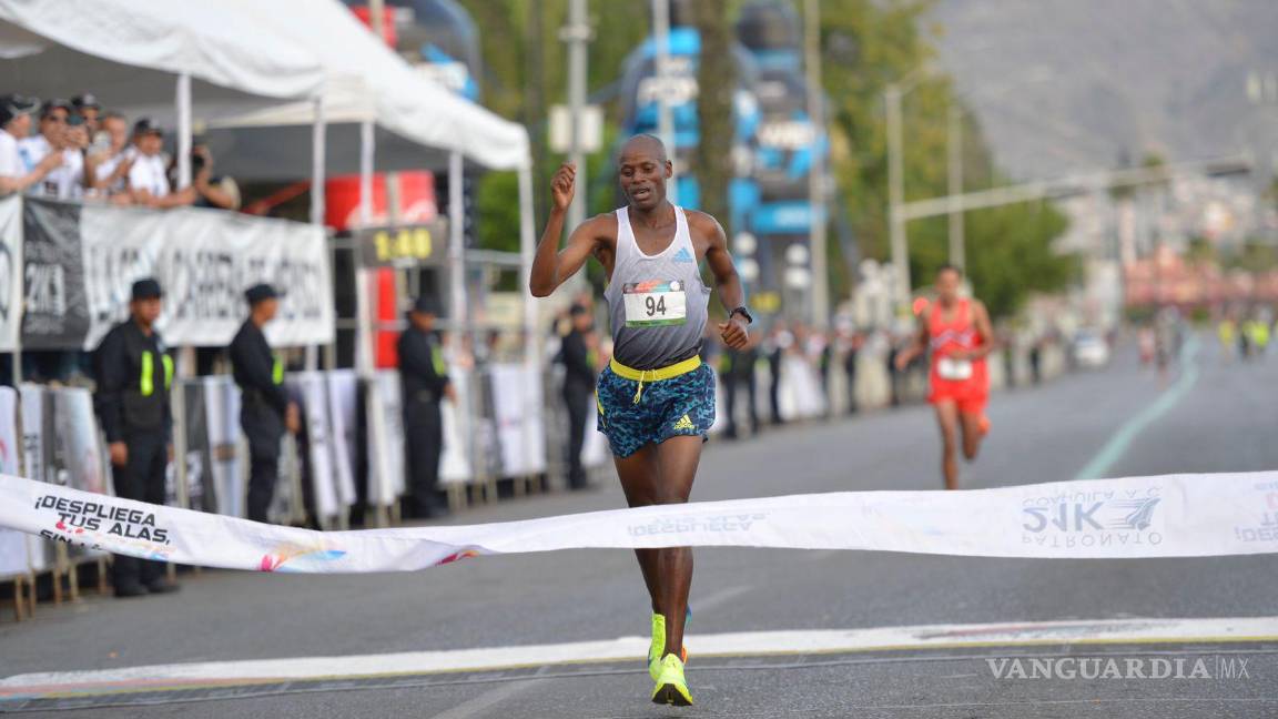 $!Ganador de la rama varonil cruzando la meta.