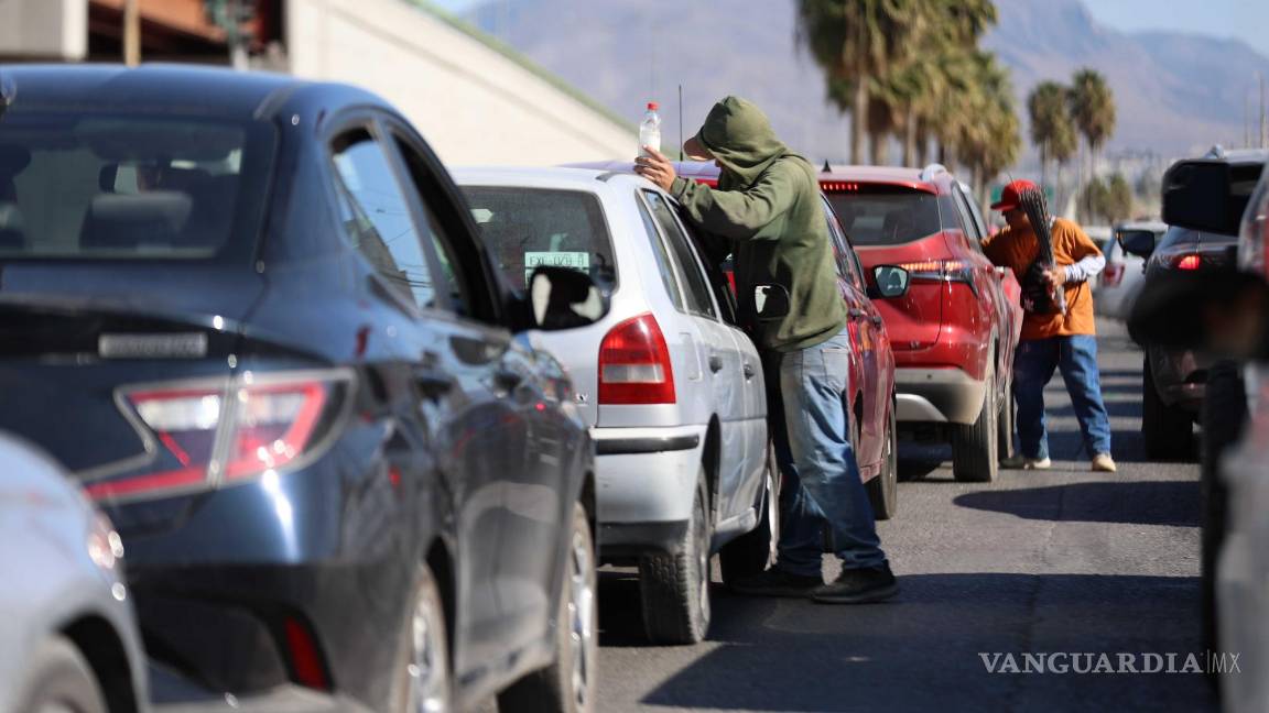 $!Además de la limpieza a los vidrios, también les venden cebollitas.