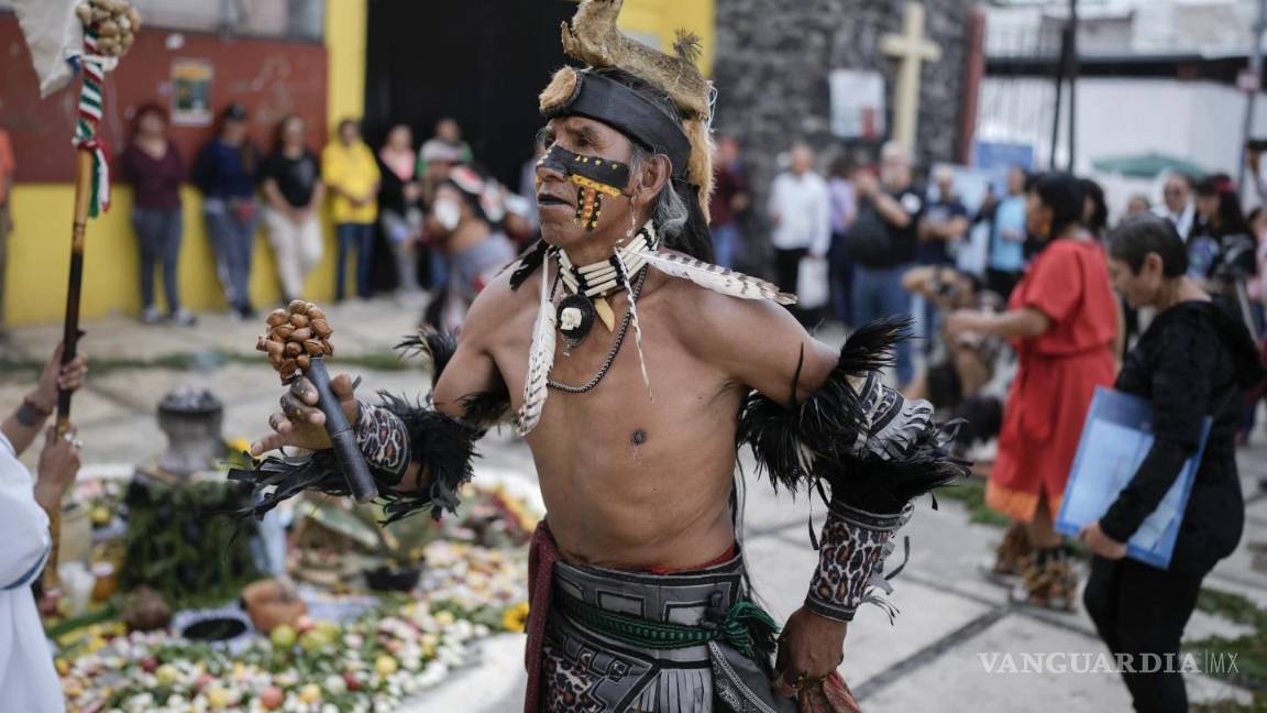 $!Un danzante participa en una ceremonia para conmemorar el 503 aniversario de la caída de la capital del imperio azteca, Tenochtitlán, en la Ciudad de México.