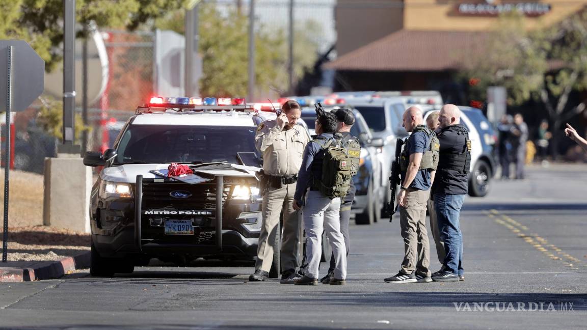 $!Oficiales de la policía acudieron de inmediato al sitio donde se reportaron los disparos.