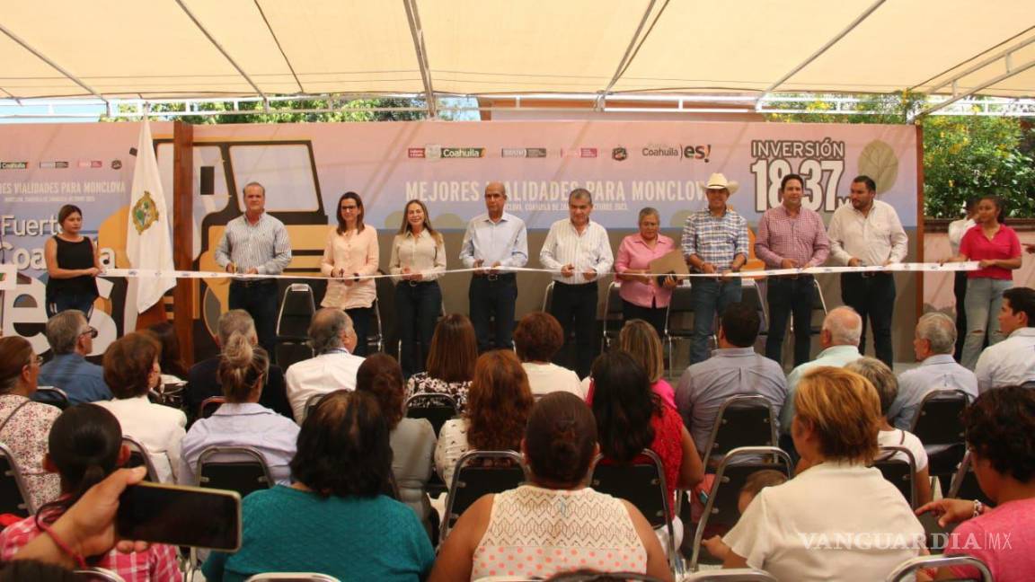 $!El Mandatario estatal en Sacramento, Coahuila, cortando el listón de nuevas calles pavimentadas que brindan seguridad y comodidad a los residentes.