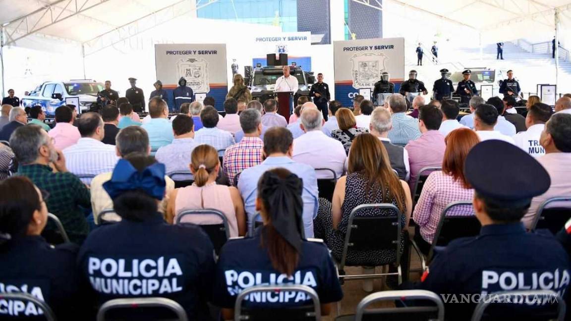 $!Asistieron al acto el secretario de Gobierno, Óscar Pimentel; el diputado local Felipe González; Federico Fernández, secretario de Seguridad Pública, Eduardo Olmos, secretario de Desarrollo Regional de La Laguna; Ulises Hernández, Magistrado del Tribunal Superior de Justicia y Eduardo Murra, empresario, entre otras personalidades.