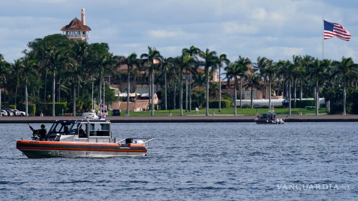 $!Un bote de seguridad patrulla cerca de Mar-a-Lago Florida Resort en West Palm Beach, Florida.