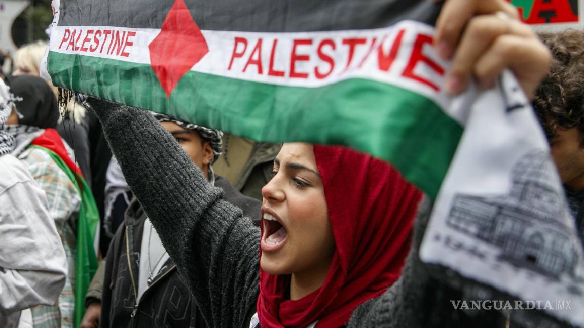 $!Un partidario palestino canta durante una protesta en respuesta al conflicto entre Hamás e Israel en Nueva York.