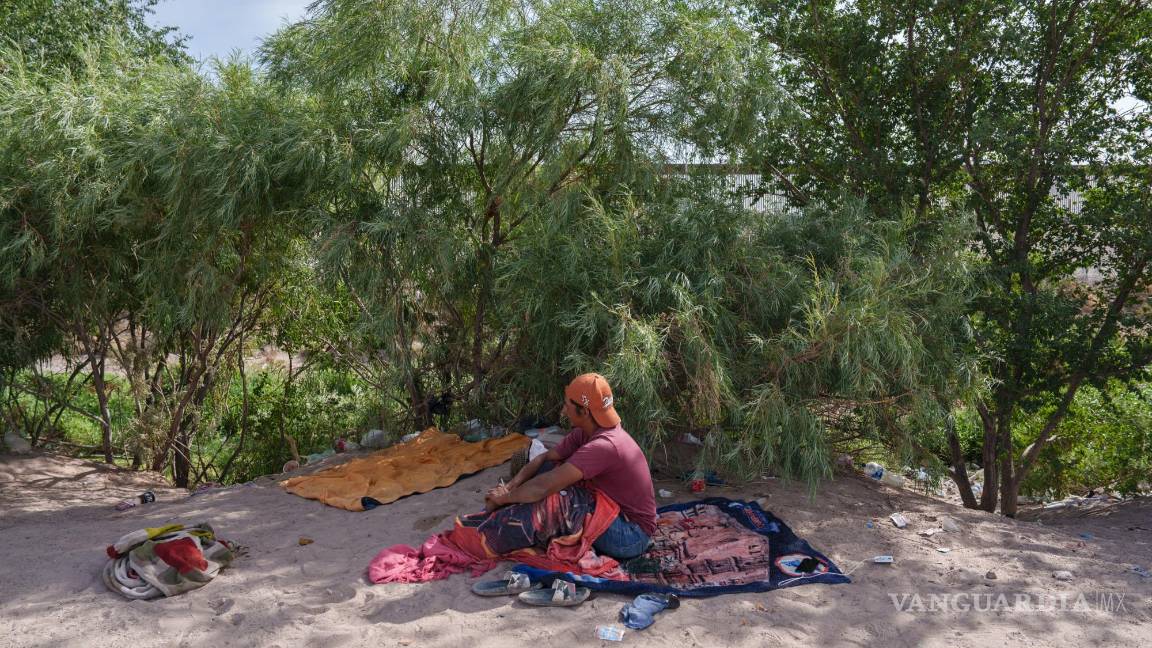 $!Jorge Gómez, de 34 años, de Honduras, descansa cerca de la frontera entre Estados Unidos y México en Ciudad Juárez, México-