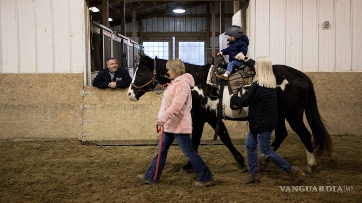 $!Calum con sus padres, Matt y Tammy Cunningham, y Louann Gross, quien dirige una granja y una guardería a la que asiste el niño en Kokomo, Indiana.