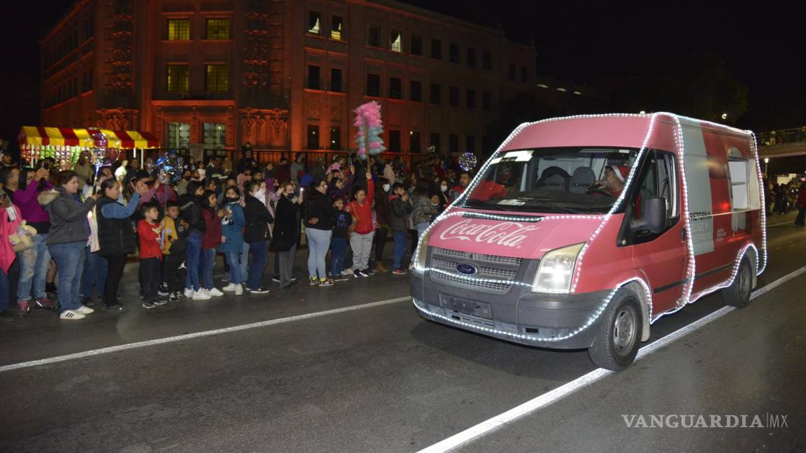 Caravana Coca Cola ilumina la Navidad de Saltillo; la magia de creer ya es tradición