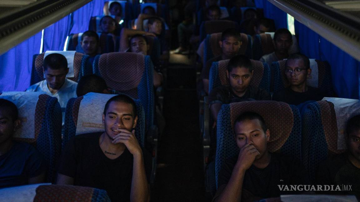 $!Estudiantes de primer año de la escuela Normal Rural Raúl Isidro Burgos viajan a CDMX para pedir justicia por la desaparición hace 10 años de 43 estudiantes.