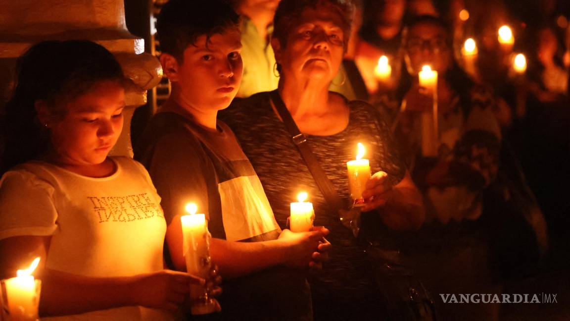 $!Viven saltillenses vigilia pascual y reciben el fuego nuevo