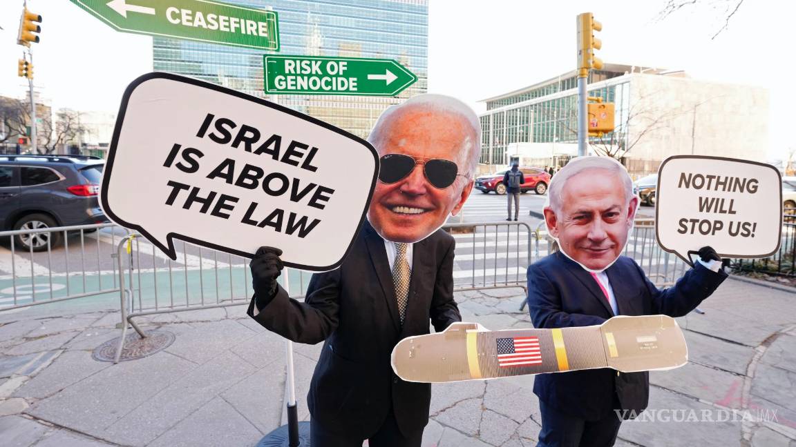 $!Activistas de Avaaz piden el fin del apoyo de Estados Unidos a la guerra de Israel en Gaza, fuera de la ONU el martes 20 de febrero de 2024 en Nueva York.