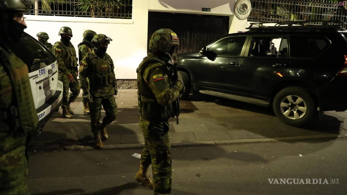 $!Integrantes de un cuerpo élite de la Policía ecuatoriana irrumpen en la Embajada mexicana, lo cual sería violatorio de tratados internacionales, acusó México.
